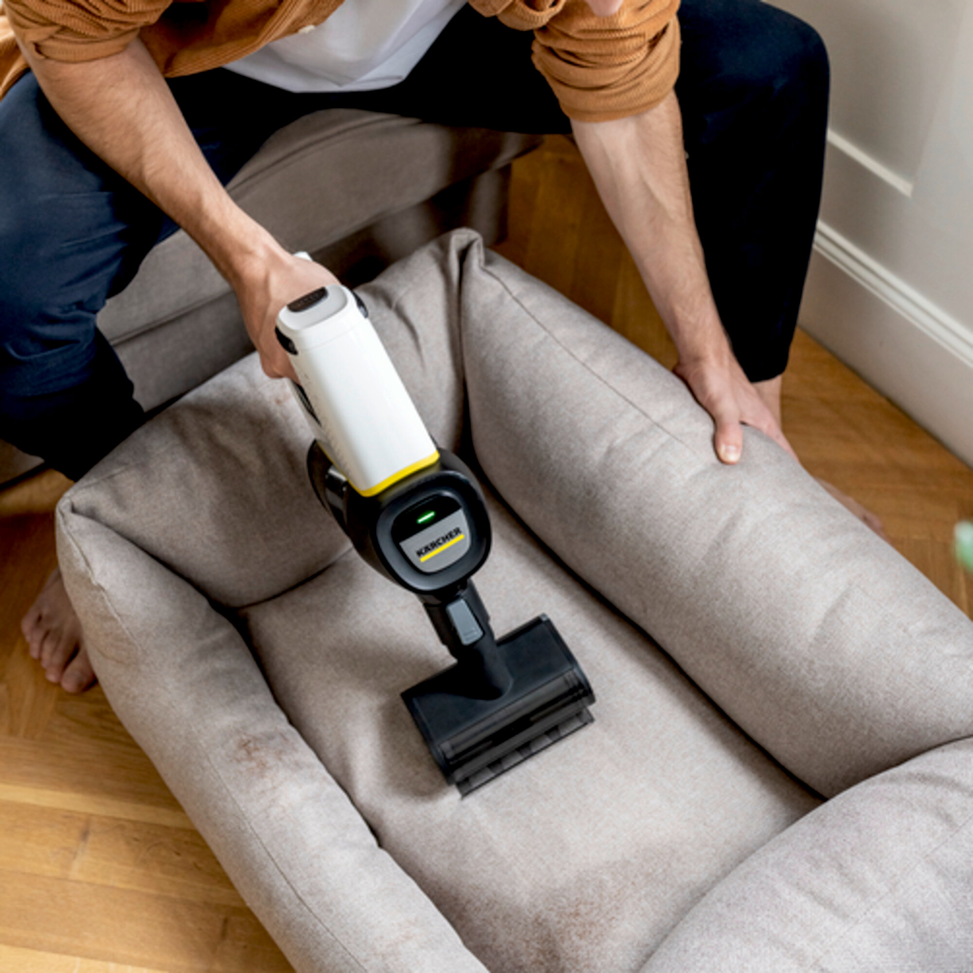 VC 4 Cordless mini turbo brush dog bed app 03 CI20502x502