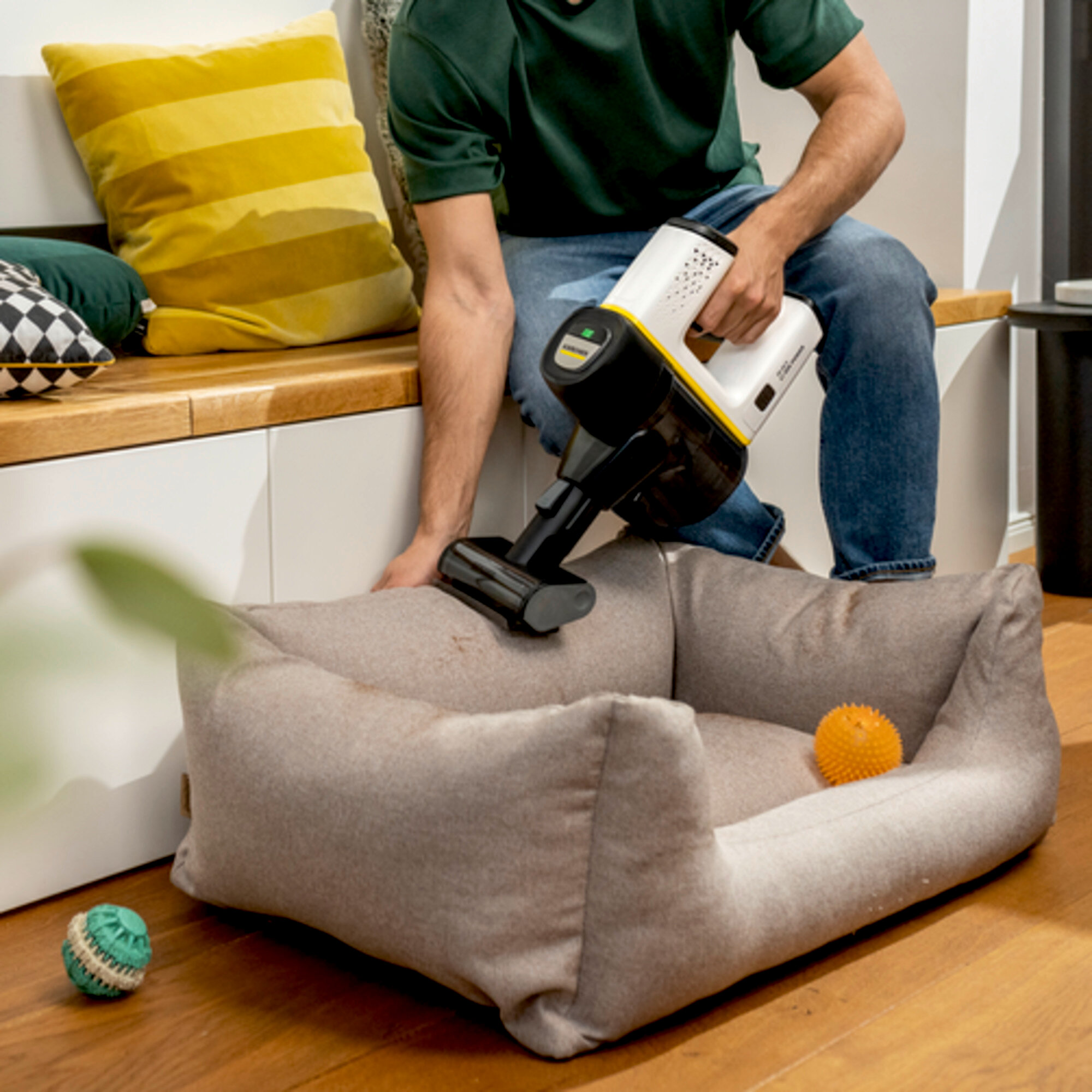 VC 6 Cordless mini turbo brush dog bed app 02 CI20502x502