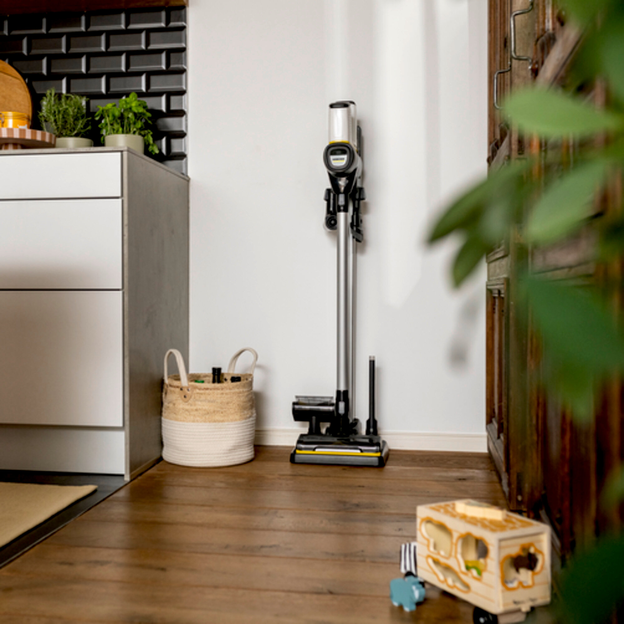 VC 6 Cordless selfstanding parking station kitchen app 01 CI20502x502